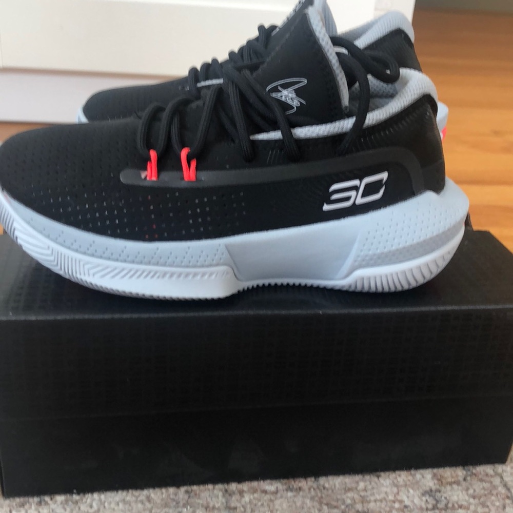 Under Armour youth sz 12 sneaker